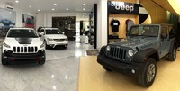 Memiliki luas tanah 1.200 meter persegi dan luas bangunan 2.500 meter persegi Chrysler Surabaya mampu untuk menampilkan sebanyak 10 mobil di dalam showroom serta memberikan pelayanan perawatan berkala dan perbaikan sebanyak 16 mobil. Istimewa/Garansindo.