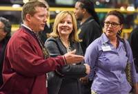 CEO General Motors Mary Barra (tengah) berkeliling di pabrik Fairfax dengan manajer pabrik Troy Comiskey dan Presiden UAW Vicki Hale sebelum mengumumkan produksi lebih dari 500 juta mobil. Pool/dok GM.