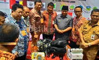 Gubernur Provinsi Jambi Hasan Basri Agus mendapat penjelasan dari (kanan) Deputy Head of Corporate Communication AHM, Ahmad Muhibbuddin mengenai mesin sepeda motor Honda berteknologi eSP yang didonasikan pada acara peresmian Tempat Uji Kompetensi - Kurikulum Teknik Sepeda Motor (TUK-KTSM) Honda di SMK Negeri 3, Beliung, Kota Baru, Jambi.