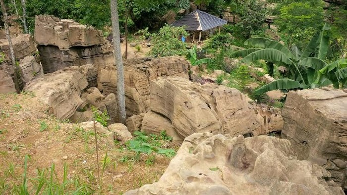 Melihat Istana Batu Alami yang Misterius dan Tersembunyi di Perbukitan di Sentul