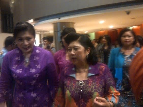 Cantiknya Ibu Ani Pakai Tenun Rang-rang Khas Bali di Peluncuran Buku di TIM