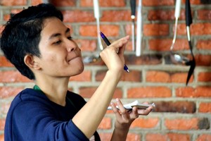 Begini Cara Pelayan Tunarungu Layani Tamu Kafe Finger Talk