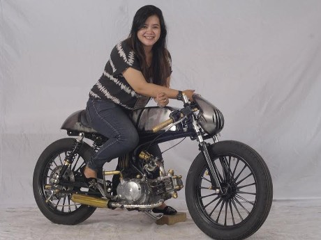 Honda Tua Bergaya Cafe Race ala Cewek