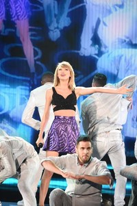 Hits lainnya seperti, 'Style', 'We Are Never Ever Getting Back Together', dan 'Shake It Off' juga tak lupa dibawakannya. Jun Sato/Getty Images/detikFoto.