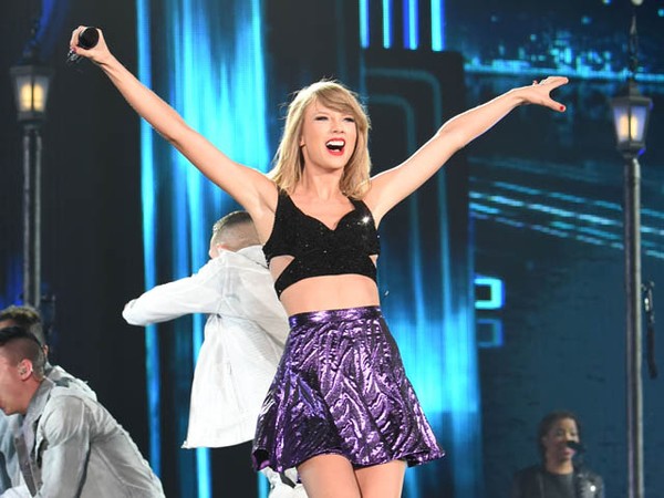 Taylor Swift Dibalut Crop Top dan Rok Mini di Konser 1989 Jepang