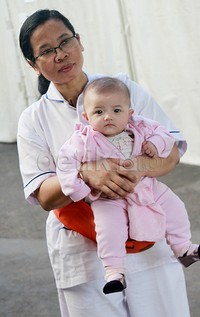 Arsy anteng digendong babysitter-nya saat ditemui di kawasan Kebon Jeruk, Jakarta Barat, Rabu (6/5/2015). Pool/Gus Mun/detikFoto.