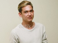 Penampilan terkini Adipati Dolken. Pool/Gus Mun/detikFoto.