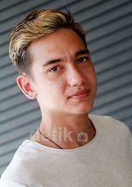 Adipati Dolken Kini Berambut Pirang, Cocok Nggak?