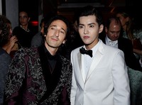 Pria kelahiran 6 November 1990 itu juga berpose bersama bintang film 'The Grand Budapest Hotel', Adrien Brody. Dimitrios Kambouris/Getty Images for Michael Kors/detikFoto.