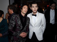 Sebagai public figure, Wu Yifan tentu ingin tampil semaksimal mungkin dengan memoleskan make-up di wajahnya. Dimitrios Kambouris/Getty Images for Michael Kors/detikFoto.