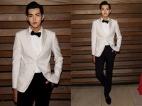Ia memilih tuxedo berwarna putih dan celana hitam serta dasi kupu-kupu di acara tersebut. Larry Busacca/Getty Images for Michael Kors/detikFoto.