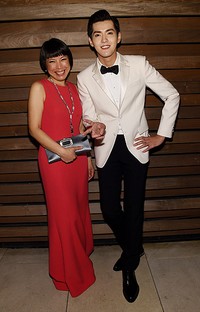 Pria yang sebelumnya dikenal dengan nama Kris itu juga berpose bersama Angelica Cheung. Larry Busacca/Getty Images for Michael Kors/detikFoto.