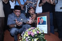 Rano Karno ikut mengantarkan Pepeng ke tempat peristirahatan terakhirnya.