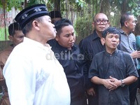 Sederet pelawak Tanah Air turut hadir di pemakaman Pepeng.