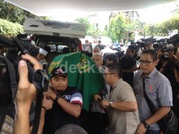Jenazah Pepeng ketika tiba di rumah duka.