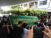 Keluarga menyambutnya dengan lantunan tahlil dan takbir.