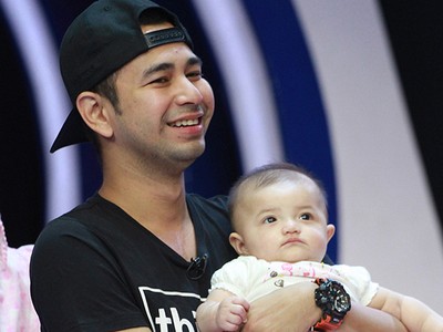 Calon Hot Daddy! Raffi Ahmad Gendong si Imut Arsy