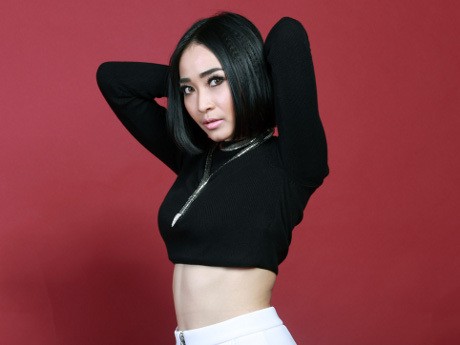 Antara Rinni Wulandari, Miley Cyrus dan Agnez MO