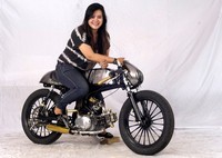 Rizka Ulfa berpose dengan Honda S90 yang disulap menjadi Steampunk Cafe Racer. Istimewa/Astra Honda Motor.