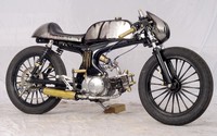 Berbagai perubahan jelas sangat terlihat. Bagian mesin dibore up menjadi 150 cc. Lengan ayun alias arm juga diubah untuk mendukung semuanya. Serta sistem pengereman yang diperbaharui bersama knalpot dan headlamp yang di custom. Istimewa/Astra Honda Motor.