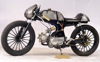 Honda S90 ini dimodifikasi dengan tema Steampunk Cafe Racer di Hakim Custom yang beralamat di Bukit Sejahtera Palembang. Sang modifikator membutuhkan waktu dua minggu untuk memodifikasi motor tersebut. Istimewa/Astra Honda Motor.