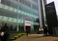 JLR South Jakarta yang tepatnya terletak di Jalan Sultan Iskandar Muda no 41, Jakarta Selatan ini menggantikan showroom yang sebelumnya terletak di kawasan Fatmawati, Jakarta.