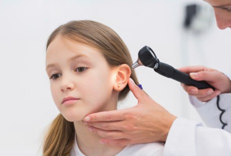 Ini Cara Paling Aman untuk Bersihkan Telinga Anak