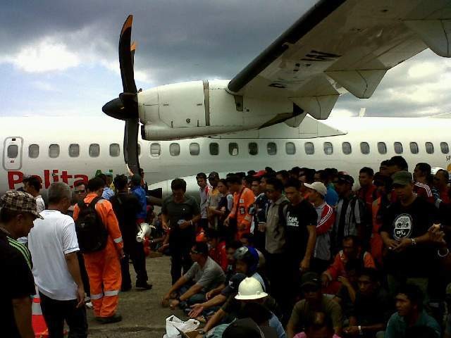 Warga Anambas Blokir Bandara Matak, Kepulauan Riau