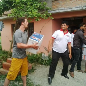 Aksi Joah WN Kanada Bantu Penduduk Kota Pelajar Nepal Turunkan Bantuan RI