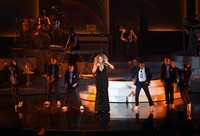 Tak sendiri, Mariah juga ditemani oleh enam orang band pengiring, tiga orang penyanyi latar, dua DJ serta sepuluh orang penari. Ethan Miller/Getty Images.
