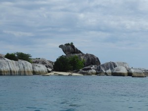 Cuma di Belitung, Ada Batu Raksasa Mirip Burung Garuda