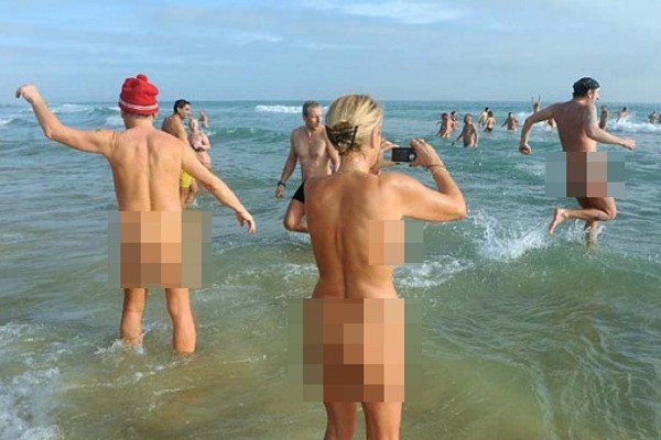 Kaum nudis di pantai nudis di Jerman (AFP) Kaum nudis di pantai nudis di Jerman (AFP)