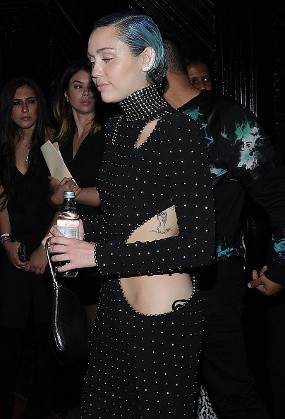 Tak Suka Disebut Wanita, Miley Cyrus Akui Pernah Berhubungan Sesama Jenis