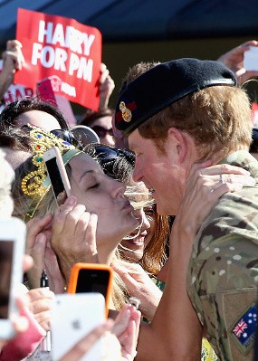 Kunjungan ke Australia, Pangeran Harry Dicium Hingga Dilamar Fans