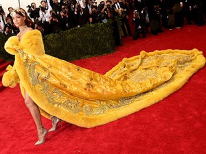 Wow! Jubah Bak Ratu Rihanna di Met Gala Dibuat Selama 2 Tahun