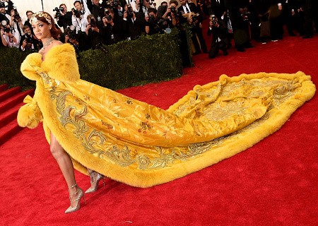 Wow! Jubah Bak Ratu Rihanna di Met Gala Dibuat Selama 2 Tahun