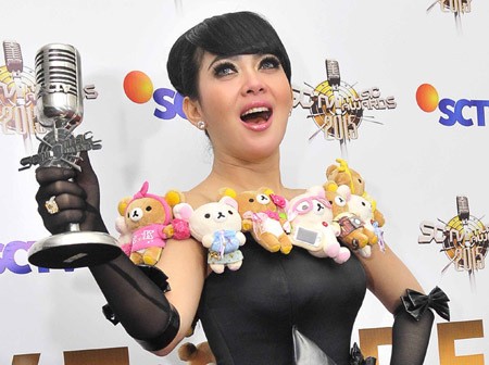 Ingin Lebih Mancung, Syahrini Jepit Hidungnya