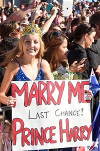 Seorang perempuan yang diketahui bernama Victoria Mcrae (21) terlihat percaya diri memegang poster bertuliskan Marry Me Last Chance! Prince Harry. REUTERS/Dean Lewins/detikFoto.