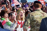 Beruntung, poster tersebut berhasil mencuri perhatian Pangeran Harry. Dean Lewins/Getty Images/detikFoto.