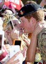 Bibir Pangeran Harry Nyaris Dicium Fans di Australia, Ini Fotonya!