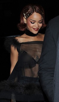 Rihanna menjadi pusat perhatian lewat baju menerawang yang mengekspos payudaranya di after party Met Gala 2015. Daniel Zuchnik/Getty Images/detikFoto.