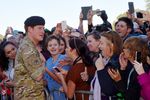 Bibir Pangeran Harry Nyaris Dicium Fans di Australia, Ini Fotonya!