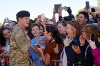 Pangeran Harry menyapa warga Australia. REUTERS/Dean Lewins/detikFoto.