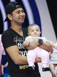 Raffi Ahmad terlihat sumringah saat menggendong putri Ashanty, Arsy Addara Musicia Nurhermansyah. Pool/Gus Mun/detikFoto.