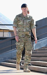 Di acara tersebut, Pangeran Harry tampak gagah mengenakan seragam tentara Inggris lengkap dengan baret hitam. Chris Jackson/Getty Images/detikFoto.