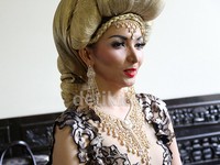 Penampilan Roro dihiasi dengan aksesori kalung, anting, gelang, dan crown berlian Swarovski.