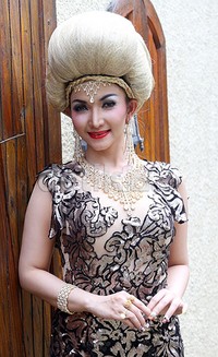 Perhiasan kita impor. Ini kalungnya Rp 1 miliar, gelangnya satu set Rp 400 juta. Untuk crown-nya Rp 300 juta, ujarnya.