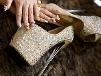 Sepatu heels yang dikenakannya dalam video klip tersebut pun seharga Rp 90 juta.