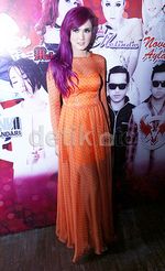 Ngejreng! Rambut Ungu dan Dress Oranye Mulan Jameela