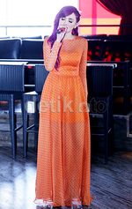 Ngejreng! Rambut Ungu dan Dress Oranye Mulan Jameela